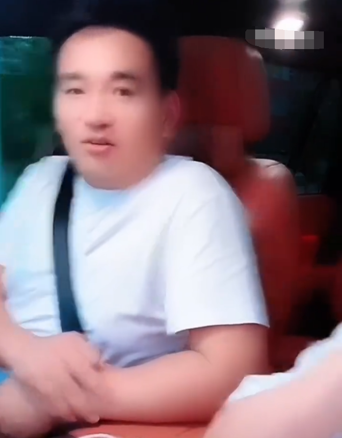 驴姐怒怼买号传闻:高迪的号问我干啥?从草根到顶流!太原老葛“燃爆之夜”泪诉逆袭史(图2) 驴姐怒怼买号传闻:高迪的号问我干啥?从草根到顶流!太原老葛“燃爆之夜”泪诉逆袭史(图2)
