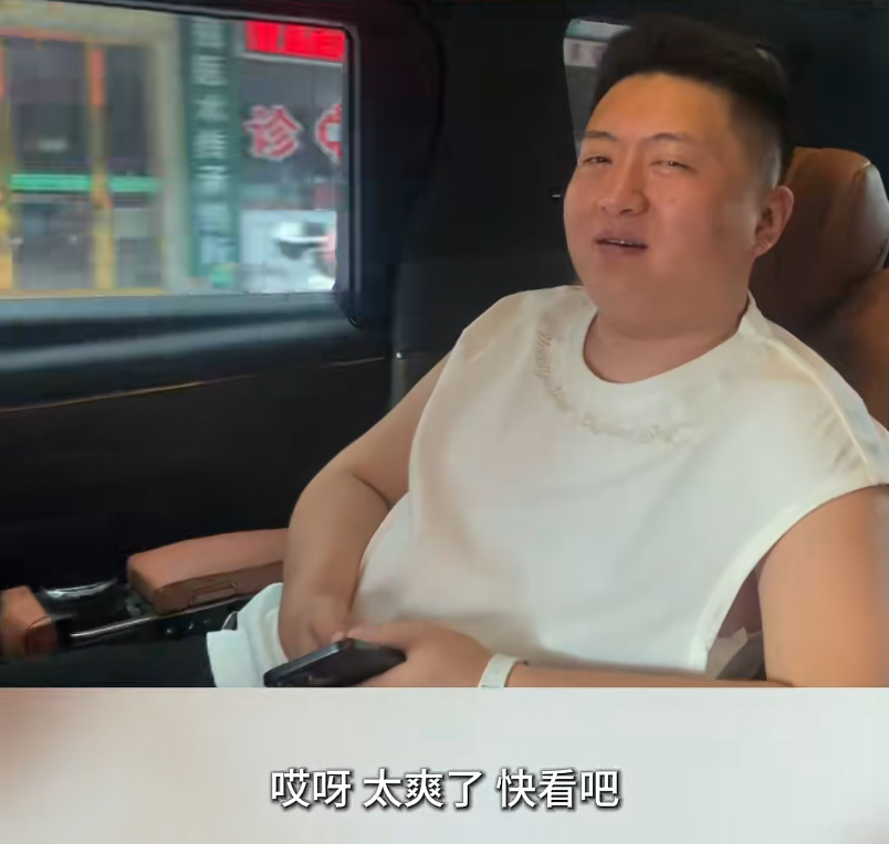 米哆签约虎娱首秀,小洲演反派学狗叫,YY新短剧《本尊在此》上线(图9) 米哆签约虎娱首秀,小洲演反派学狗叫,YY新短剧《本尊在此》上线(图9)