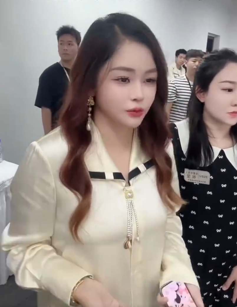 与初瑞雪对点开播?太原老葛向官方表忠心,韩安冉回应三胎引产质疑(图3) 与初瑞雪对点开播?太原老葛向官方表忠心,韩安冉回应三胎引产质疑(图3)