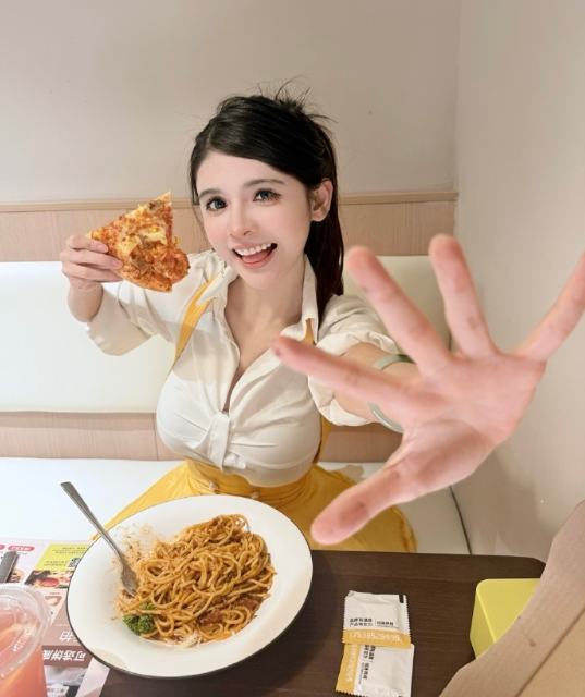 努力了真的做不到,狗头萝莉坦言一直在“伪装”,或将重回老本行(图1) 努力了真的做不到,狗头萝莉坦言一直在“伪装”,或将重回老本行(图1)