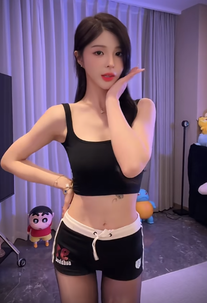 舞龄10年曾是专业老师,苏恩回应舞蹈质疑,不靠实力早被淘汰(图1) 舞龄10年曾是专业老师,苏恩回应舞蹈质疑,不靠实力早被淘汰(图1)