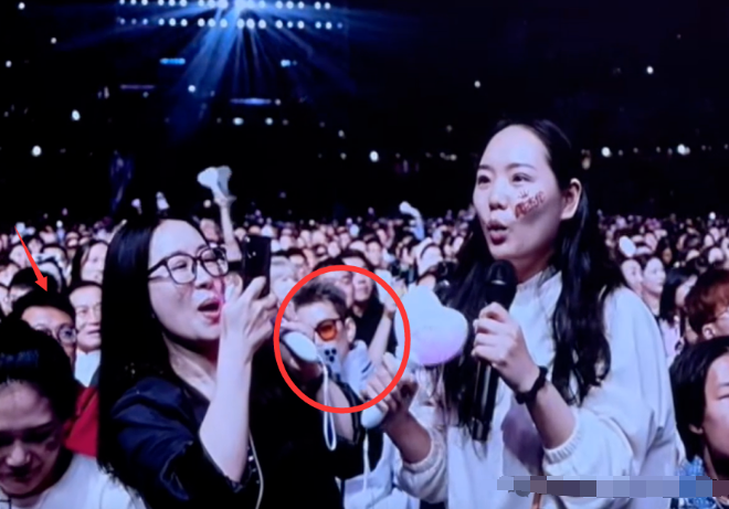 小白龙公开与武一七恋情,阿哲现身周杰伦演唱会大屏幕?(图4) 小白龙公开与武一七恋情,阿哲现身周杰伦演唱会大屏幕?(图4)
