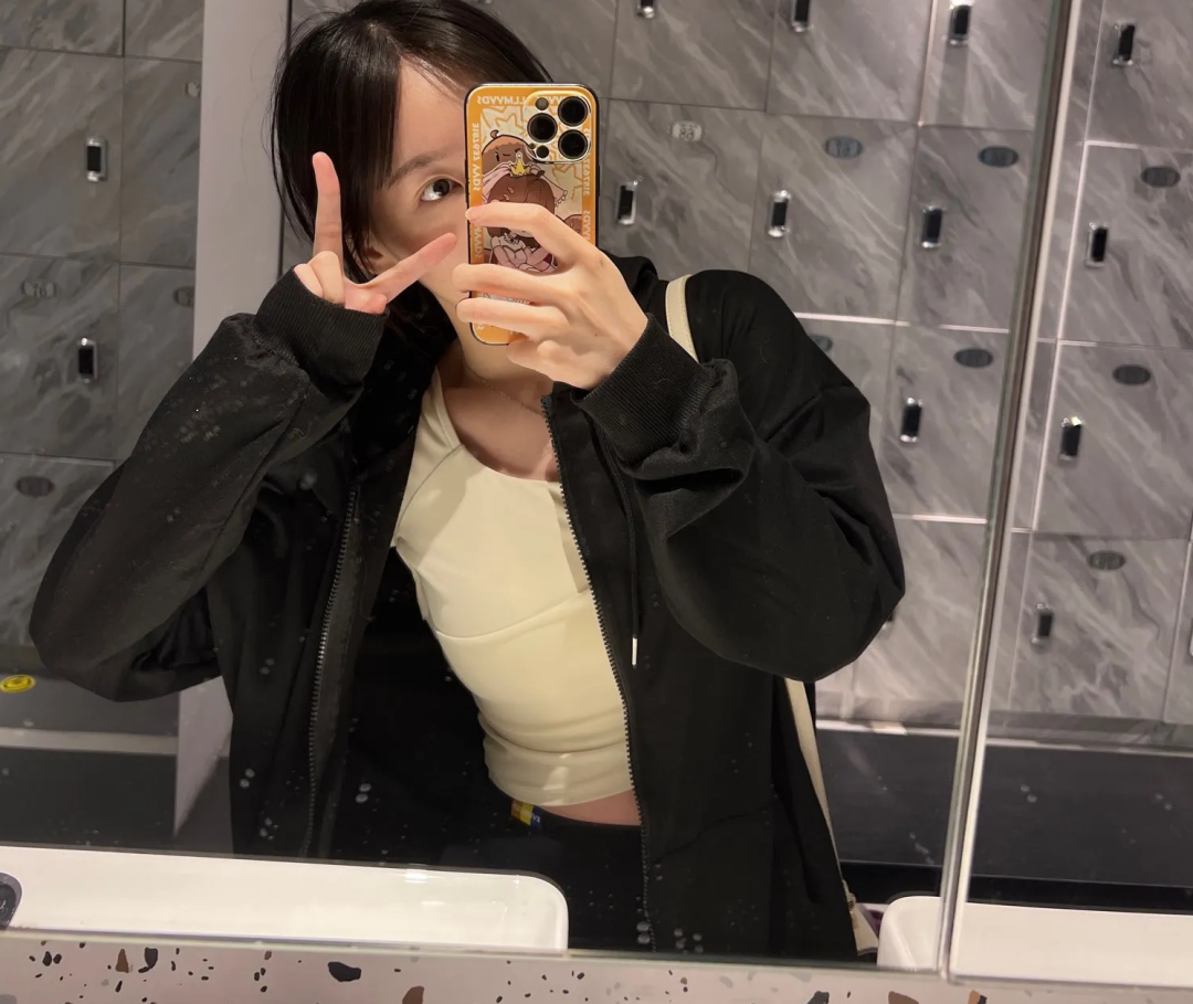 不会再打开斗鱼了,女主播真栗含泪宣布退鱼,与粉丝合影告别(图2) 不会再打开斗鱼了,女主播真栗含泪宣布退鱼,与粉丝合影告别(图2)