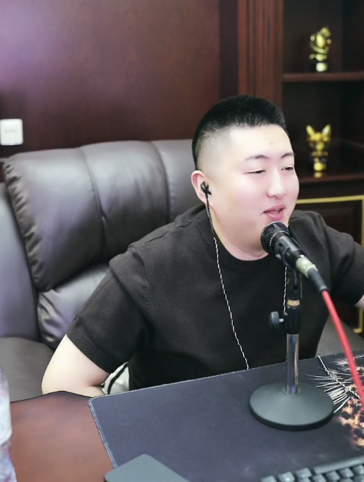 小洲谈毕加索,YY主播中最聪明的!老利羡慕木森一场直播卖好几百万(图3) 小洲谈毕加索,YY主播中最聪明的!老利羡慕木森一场直播卖好几百万(图3)