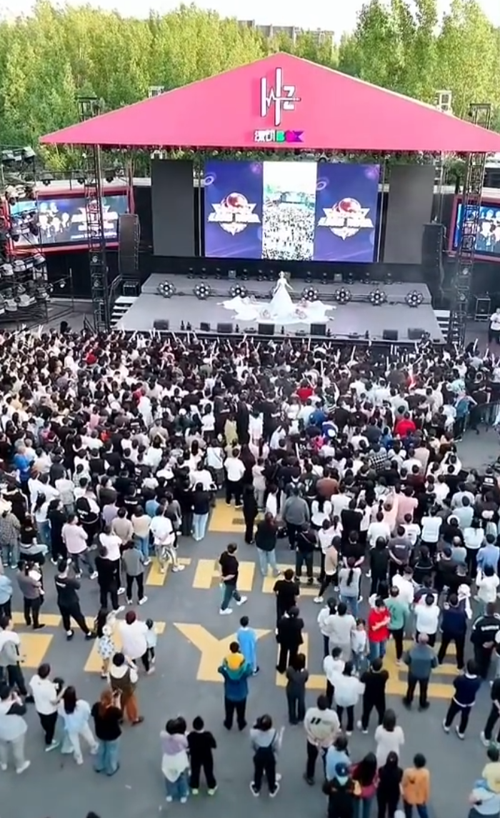 李四大舞台完美落幕,非常成功!“半吨兄弟”是天津李四徒弟?(图1) 李四大舞台完美落幕,非常成功!“半吨兄弟”是天津李四徒弟?(图1)