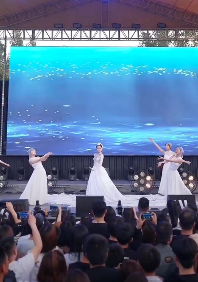 李四大舞台完美落幕,非常成功!“半吨兄弟”是天津李四徒弟?(图5) 李四大舞台完美落幕,非常成功!“半吨兄弟”是天津李四徒弟?(图5)