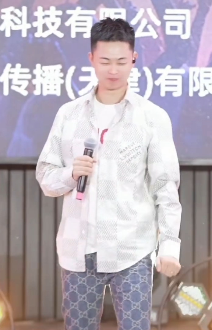 李四大舞台完美落幕,非常成功!“半吨兄弟”是天津李四徒弟?(图7) 李四大舞台完美落幕,非常成功!“半吨兄弟”是天津李四徒弟?(图7)