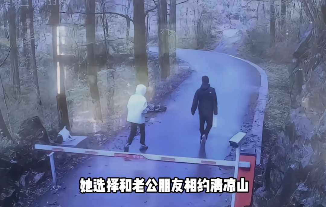 红裤衩哥被抓现行，闺蜜拍视频发到网络，“巴掌姐”结局被拘赔钱(图1)