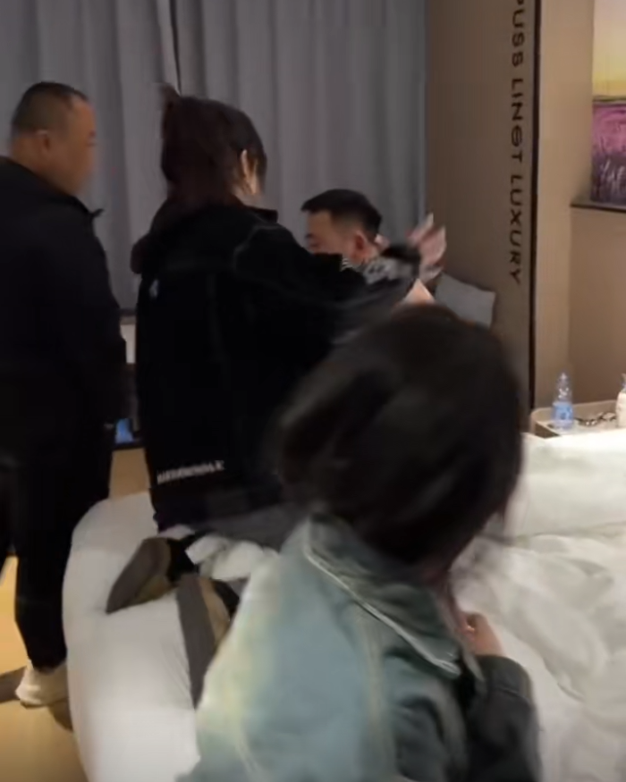红裤衩哥被抓现行，闺蜜拍视频发到网络，“巴掌姐”结局被拘赔钱(图3)