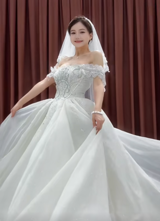 美女主播探访相亲角,有车有房有存款,却不如衣着朴素的女助理?(图1) 美女主播探访相亲角,有车有房有存款,却不如衣着朴素的女助理?(图1)