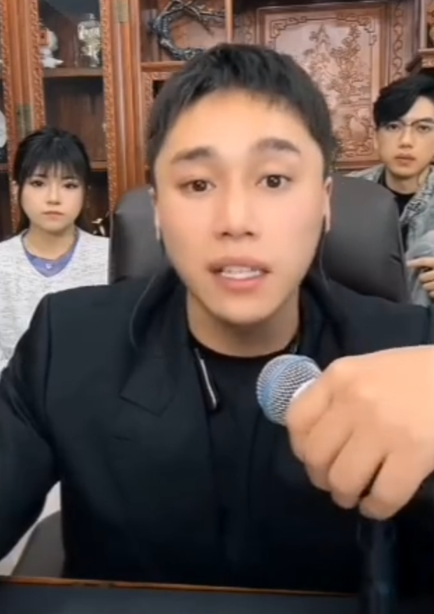 刘二狗喊话刘刘,再干我人设必还手!一哥分析天道大舞台真实人气(图1) 刘二狗喊话刘刘,再干我人设必还手!一哥分析天道大舞台真实人气(图1)