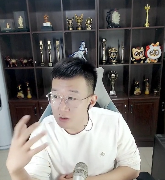 小白龙开具无犯罪记录证明?闺女满月,韩雅乐晒全家福照片(图1) 小白龙开具无犯罪记录证明?闺女满月,韩雅乐晒全家福照片(图1)