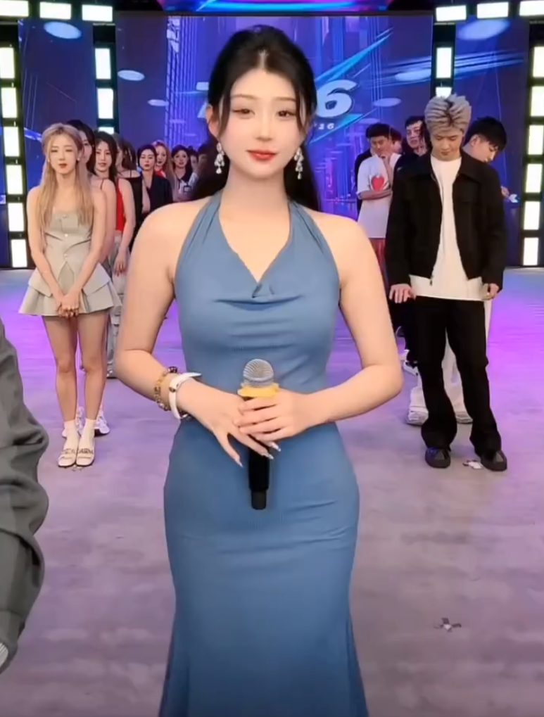 被说像男主“裤衩哥”,陈泽无奈回应!牌牌琦“吐槽”小伊伊穿的像御厨(图4) 被说像男主“裤衩哥”,陈泽无奈回应!牌牌琦“吐槽”小伊伊穿的像御厨(图4)