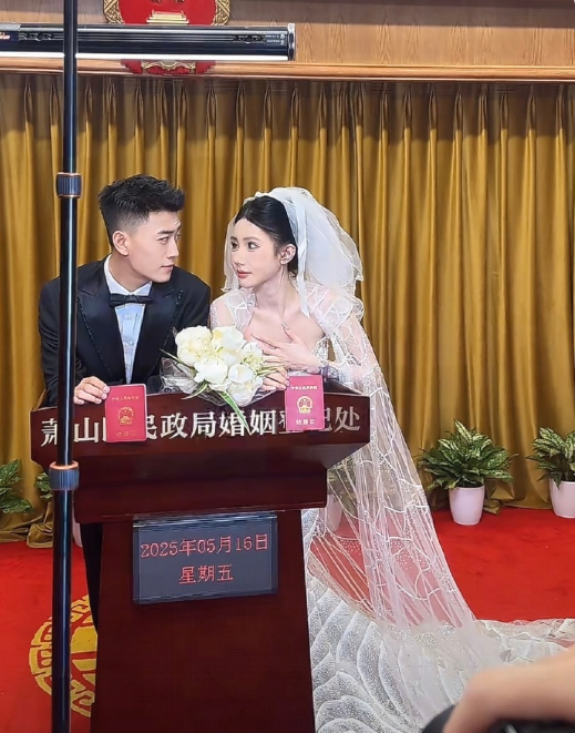 真真姐收集证据欲让其净身出户,散打哥否认剧本!任权薛小婉结婚忘带身份证?(图5) 真真姐收集证据欲让其净身出户,散打哥否认剧本!任权薛小婉结婚忘带身份证?(图5)