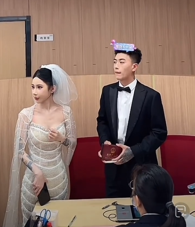 真真姐收集证据欲让其净身出户,散打哥否认剧本!任权薛小婉结婚忘带身份证?(图6) 真真姐收集证据欲让其净身出户,散打哥否认剧本!任权薛小婉结婚忘带身份证?(图6)
