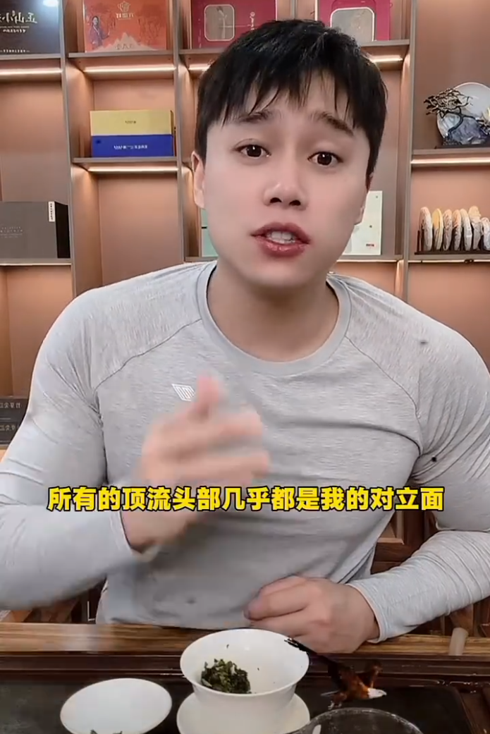 刘二狗讲述往事,后起之秀被老网红打压?叶珂自曝讨好型人格:我连洗头都怕理发师辛苦!(图1) 刘二狗讲述往事,后起之秀被老网红打压?叶珂自曝讨好型人格:我连洗头都怕理发师辛苦!(图1)