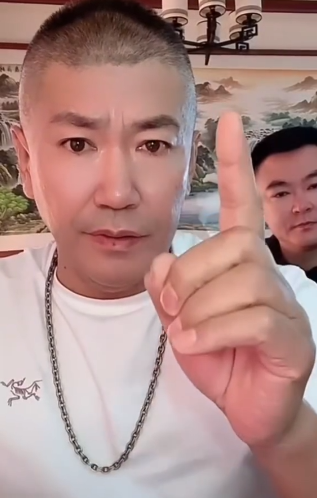 网红迪士尼在逃公主每天只睡6小时?铁岭小辉周一正式批捕!赵本六放狠话(图6) 网红迪士尼在逃公主每天只睡6小时?铁岭小辉周一正式批捕!赵本六放狠话(图6)