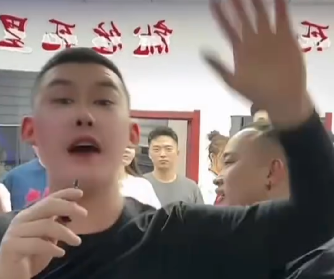 肚子藏不住了,小伊伊官宣怀二胎,阿厦感恩二驴,我的名都是他给的(图5) 肚子藏不住了,小伊伊官宣怀二胎,阿厦感恩二驴,我的名都是他给的(图5)