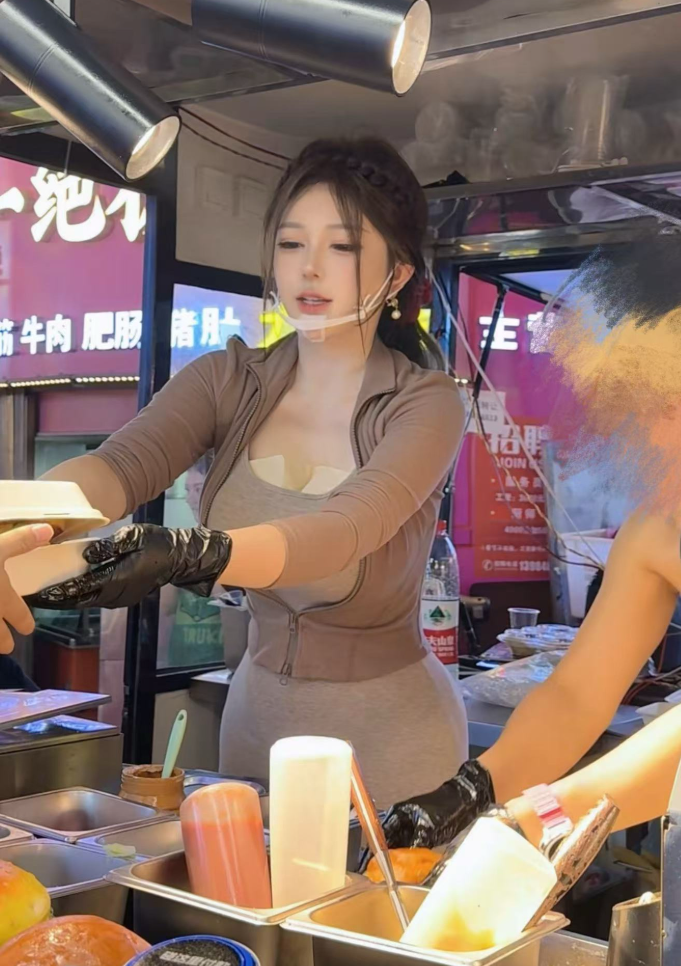 刘飞儿带货变身“A4腰”？粉丝直呼小妈感十足，坦然承认是特效(图2)