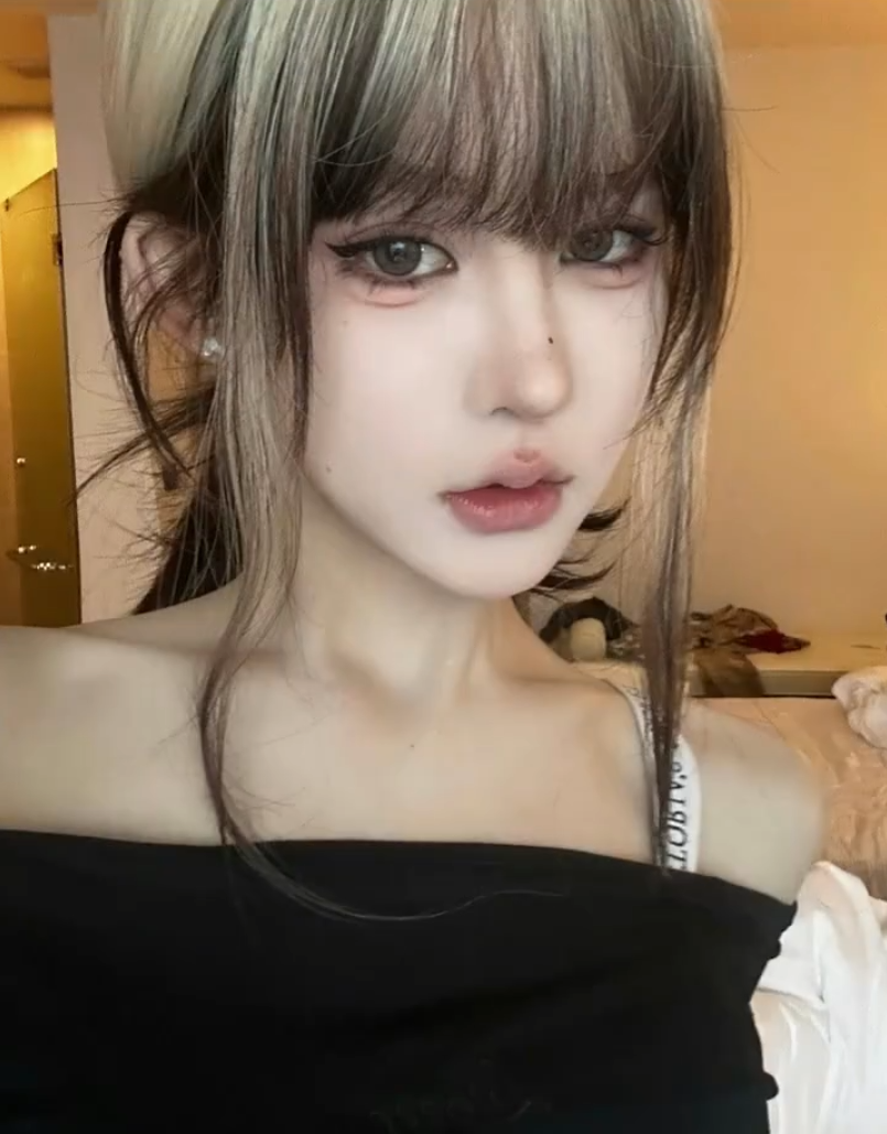 女网红傲娇美自曝,只有嘴巴没整过!私人飞机出游,囧囧丸晒神豪生活(图1) 女网红傲娇美自曝,只有嘴巴没整过!私人飞机出游,囧囧丸晒神豪生活(图1)