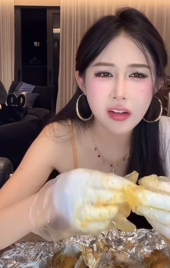 李嘉欣怒怼粉丝:我的成功不靠男人,刘二狗开始重视八卦主播了!(图4) 李嘉欣怒怼粉丝:我的成功不靠男人,刘二狗开始重视八卦主播了!(图4)