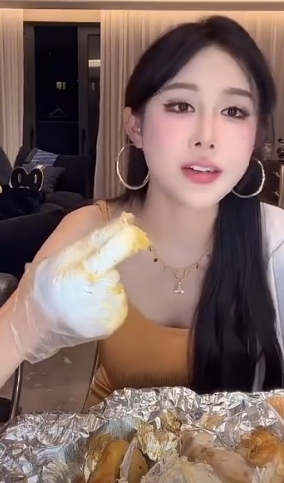 李嘉欣怒怼粉丝:我的成功不靠男人,刘二狗开始重视八卦主播了!(图5) 李嘉欣怒怼粉丝:我的成功不靠男人,刘二狗开始重视八卦主播了!(图5)