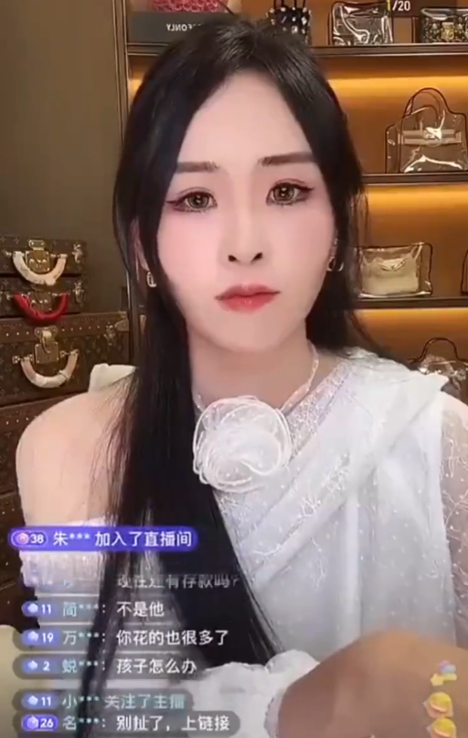 散打哥怒斥妻子隆胸计划:不知羞耻!王小义怒撕昔日兄弟吴迪(图3) 散打哥怒斥妻子隆胸计划:不知羞耻!王小义怒撕昔日兄弟吴迪(图3)