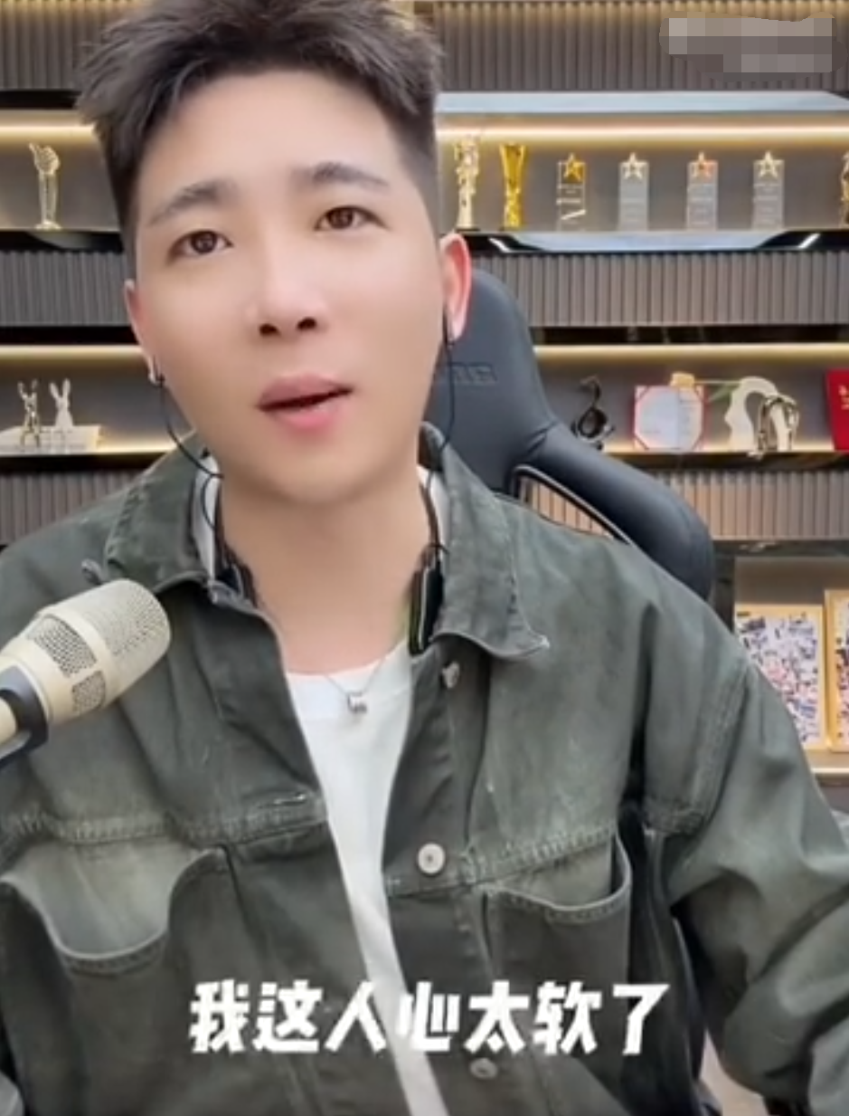 散打哥怒斥妻子隆胸计划:不知羞耻!王小义怒撕昔日兄弟吴迪(图4) 散打哥怒斥妻子隆胸计划:不知羞耻!王小义怒撕昔日兄弟吴迪(图4)