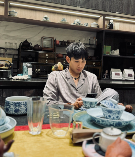 天佑感慨封杀后“人走茶凉”，小洲迪拜之行结束​即将开播！(图1)