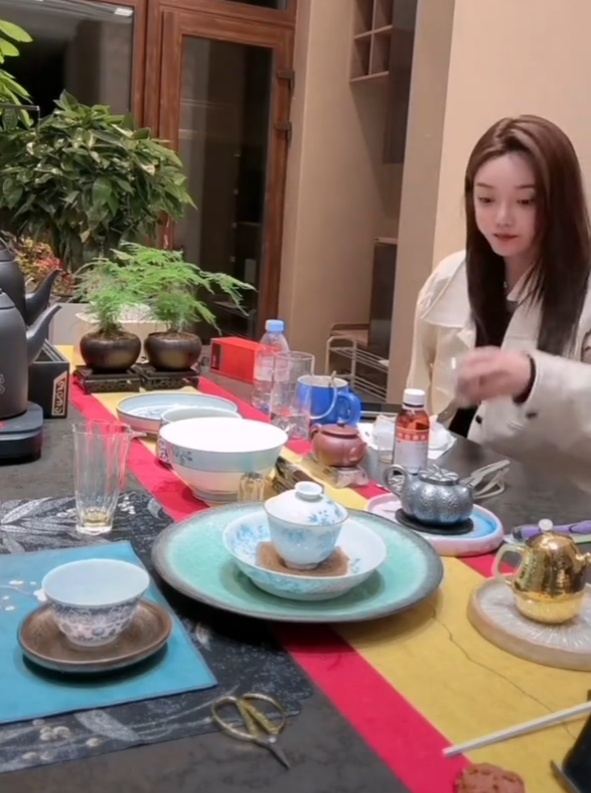 天佑感慨封杀后“人走茶凉”，小洲迪拜之行结束​即将开播！(图2)