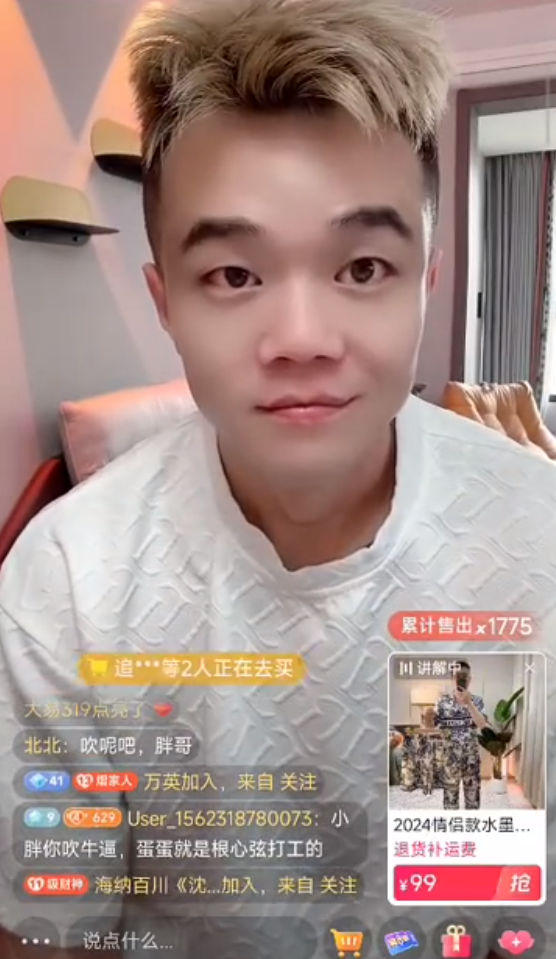 养狗雇两个阿姨,小胖爆辛选蛋蛋奢华生活,散打哥:网红的话只能信20%(图2) 养狗雇两个阿姨,小胖爆辛选蛋蛋奢华生活,散打哥:网红的话只能信20%(图2)