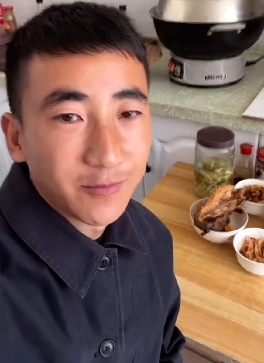 养狗雇两个阿姨,小胖爆辛选蛋蛋奢华生活,散打哥:网红的话只能信20%(图5) 养狗雇两个阿姨,小胖爆辛选蛋蛋奢华生活,散打哥:网红的话只能信20%(图5)