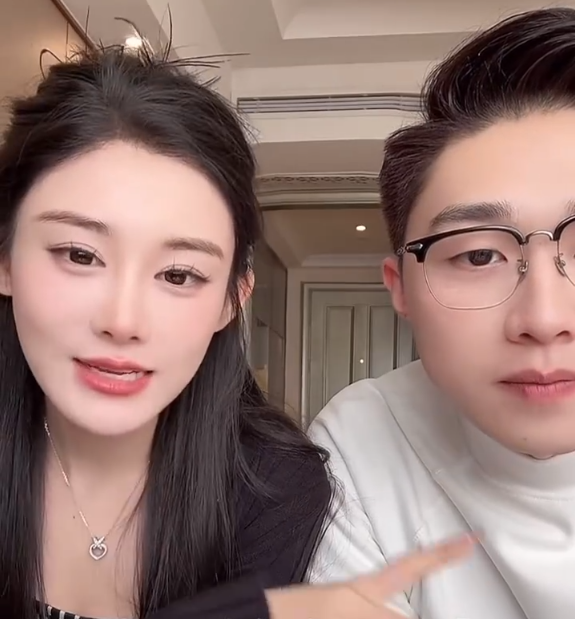 刘刘新男友说喜她的三个点!二子爷:真正让散打崩盘的,是给反诈联盟充钱(图1) 刘刘新男友说喜她的三个点!二子爷:真正让散打崩盘的,是给反诈联盟充钱(图1)