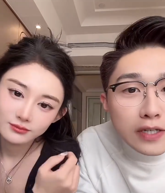 刘刘新男友说喜她的三个点!二子爷:真正让散打崩盘的,是给反诈联盟充钱(图2) 刘刘新男友说喜她的三个点!二子爷:真正让散打崩盘的,是给反诈联盟充钱(图2)