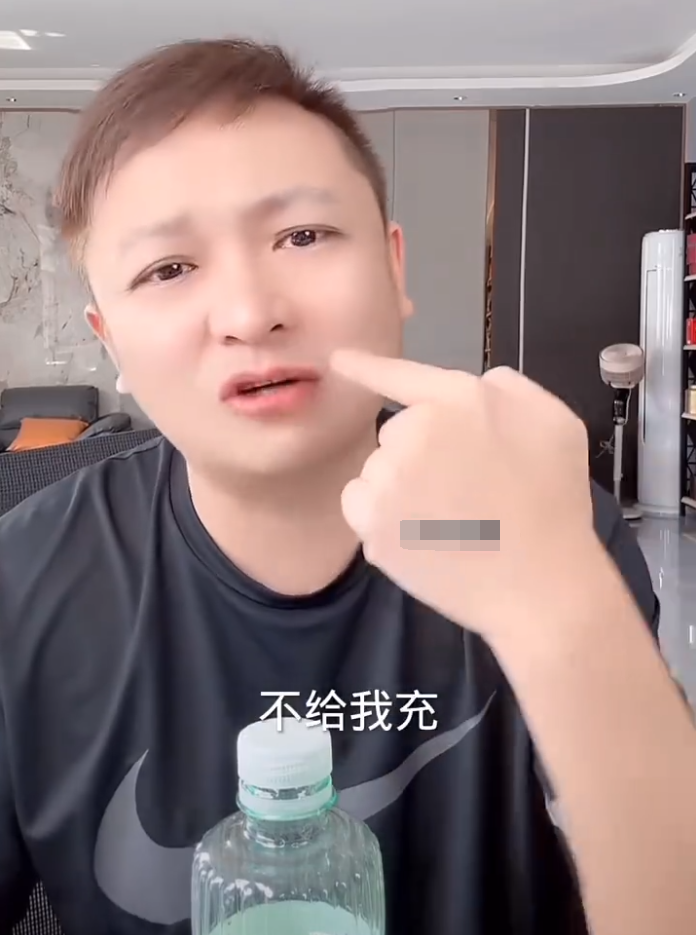 刘刘新男友说喜她的三个点!二子爷:真正让散打崩盘的,是给反诈联盟充钱(图4) 刘刘新男友说喜她的三个点!二子爷:真正让散打崩盘的,是给反诈联盟充钱(图4)