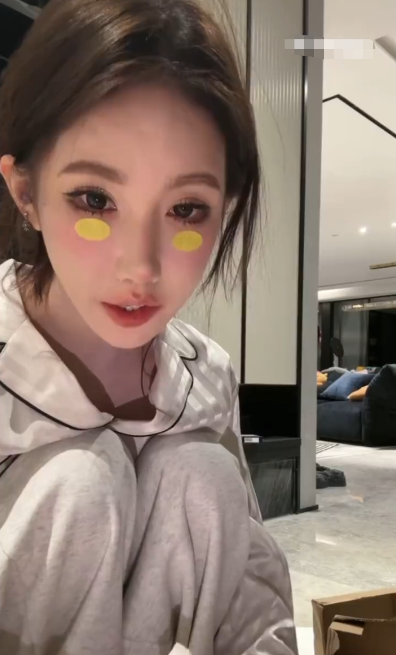 网薛小婉“逼婚”拍婚纱照,任权忙于事业,回应结婚规划:先挣钱(图2) 网薛小婉“逼婚”拍婚纱照,任权忙于事业,回应结婚规划:先挣钱(图2)