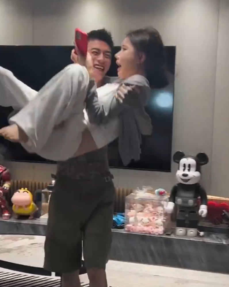 网薛小婉“逼婚”拍婚纱照,任权忙于事业,回应结婚规划:先挣钱(图3) 网薛小婉“逼婚”拍婚纱照,任权忙于事业,回应结婚规划:先挣钱(图3)