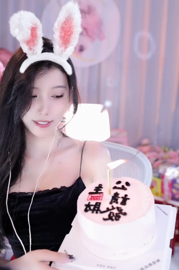 萌七跳槽首秀热舞,仅半小时就违规被“抬走”,感慨会摸索尺度(图8) 萌七跳槽首秀热舞,仅半小时就违规被“抬走”,感慨会摸索尺度(图8)