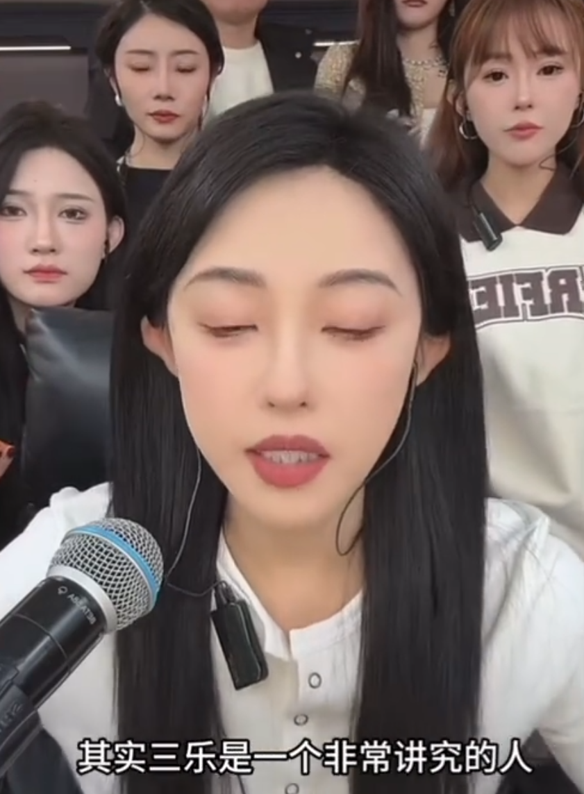 巴扎黑调侃张二嫂混得不如白小白?娜美心疼赵三乐受伤,他非常讲究(图3) 巴扎黑调侃张二嫂混得不如白小白?娜美心疼赵三乐受伤,他非常讲究(图3)