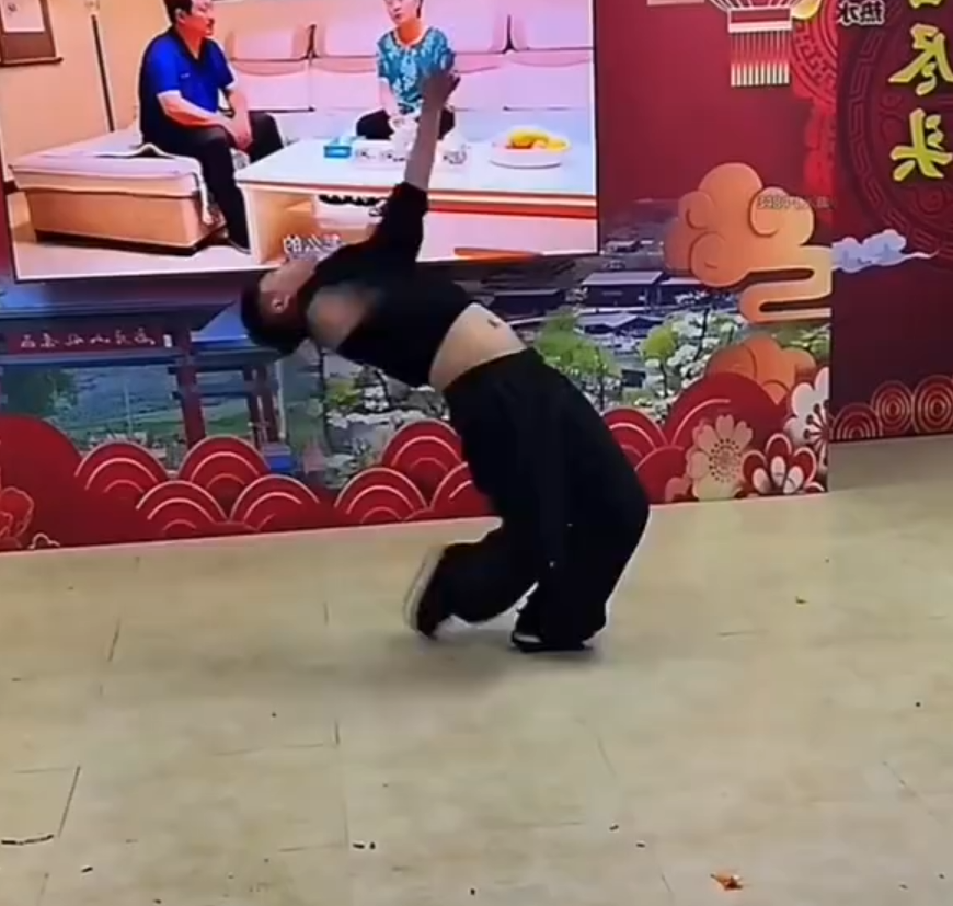 巴扎黑调侃张二嫂混得不如白小白?娜美心疼赵三乐受伤,他非常讲究(图4) 巴扎黑调侃张二嫂混得不如白小白?娜美心疼赵三乐受伤,他非常讲究(图4)
