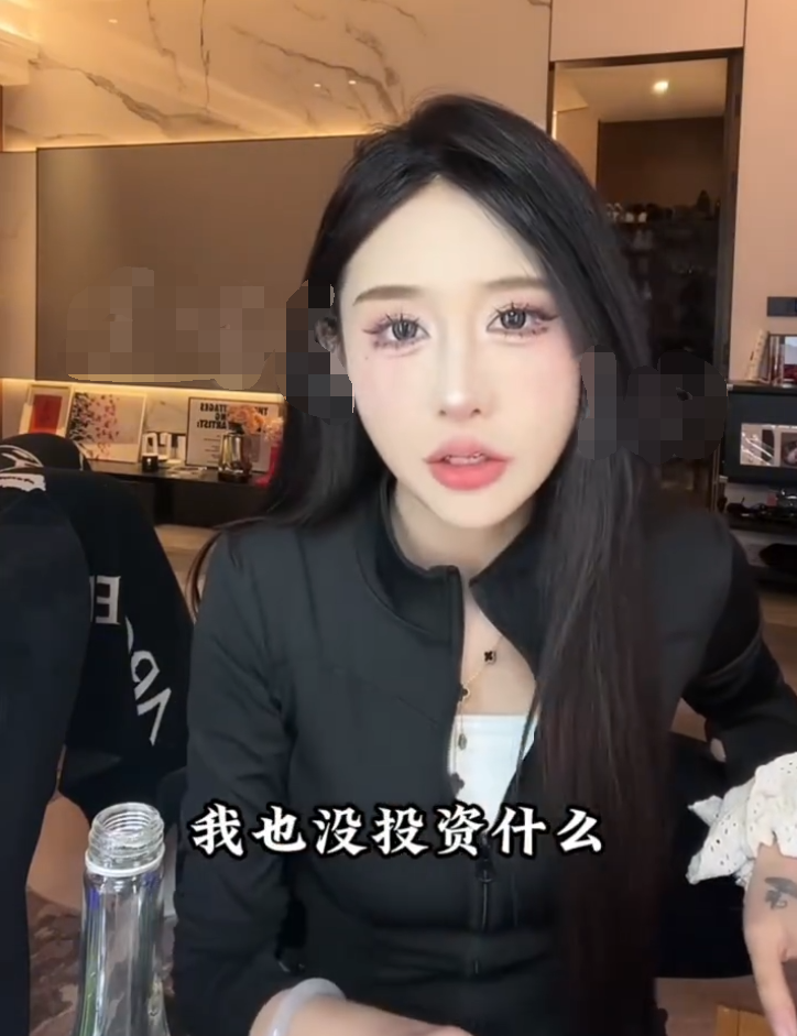 网红李嘉欣回应手镯是否200万?刘二狗不满前妻刘刘“富养儿子”(图2) 网红李嘉欣回应手镯是否200万?刘二狗不满前妻刘刘“富养儿子”(图2)