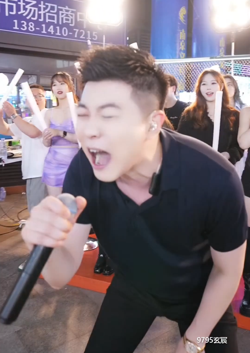 玄律带众美女主播开启路演,天佑点评辛巴聪是明人,聊谁不踩人(图2) 玄律带众美女主播开启路演,天佑点评辛巴聪是明人,聊谁不踩人(图2)