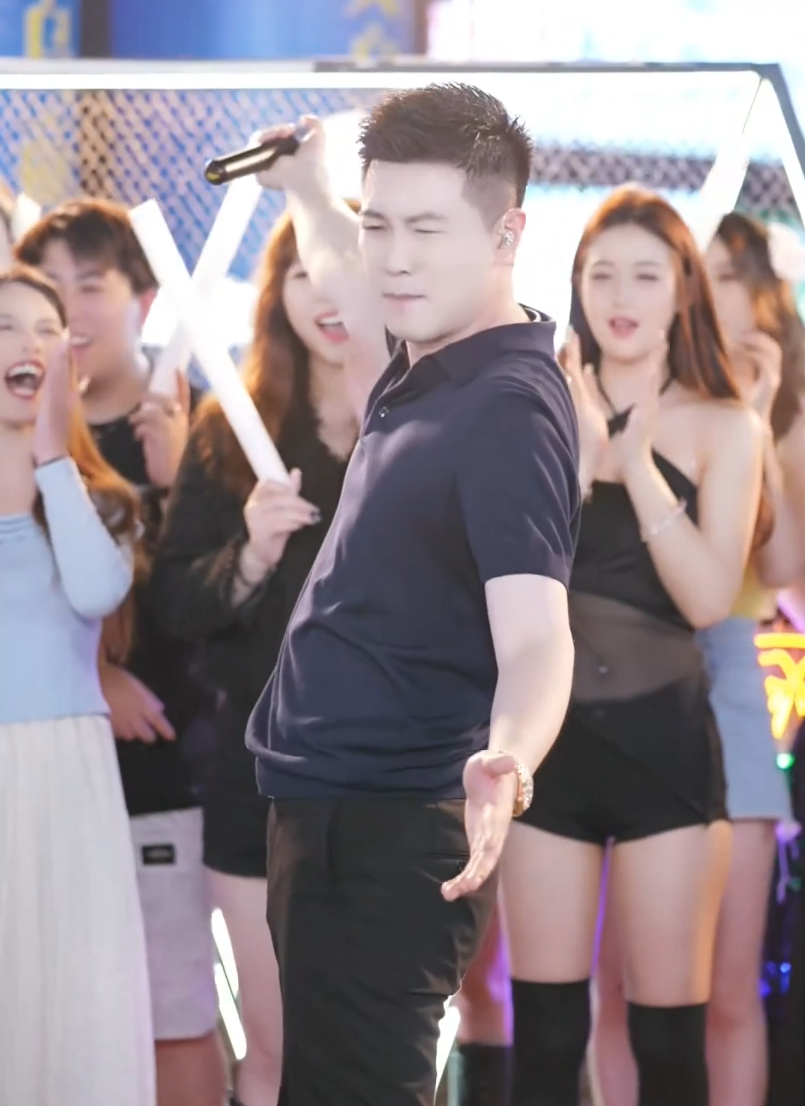 玄律带众美女主播开启路演,天佑点评辛巴聪是明人,聊谁不踩人(图3) 玄律带众美女主播开启路演,天佑点评辛巴聪是明人,聊谁不踩人(图3)