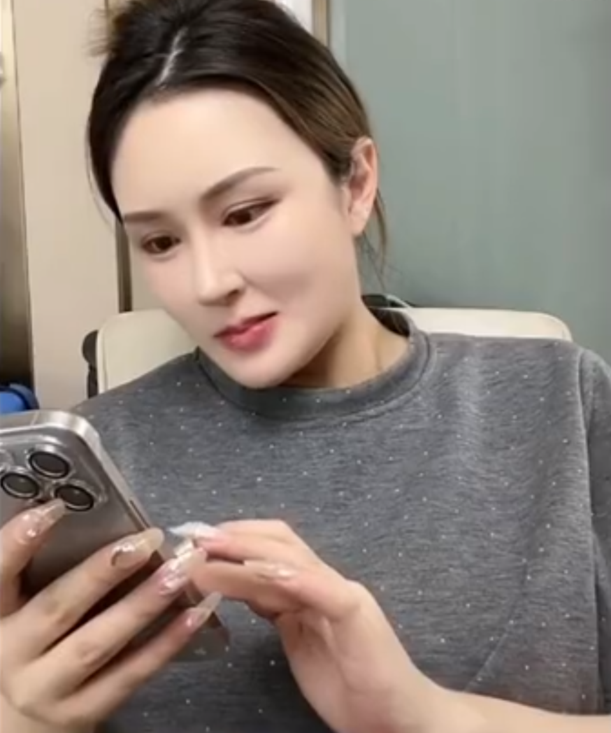 殷世航自曝国外每月开销40万,在富人区被骚扰!小胖分析猫妹妹干不过辛巴(图4) 殷世航自曝国外每月开销40万,在富人区被骚扰!小胖分析猫妹妹干不过辛巴(图4)