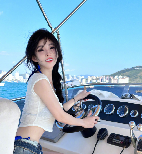 冯提莫直播关美颜卸妆,吸引超10万人围观,自嘲像个“老姑婆”(图7) 冯提莫直播关美颜卸妆,吸引超10万人围观,自嘲像个“老姑婆”(图7)