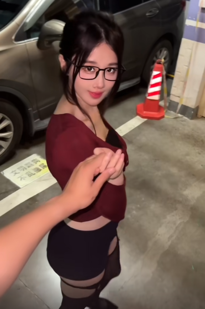 与外卖小哥合拍摸脸视频，网友直呼力哥回归，轩子巨2兔回应否认(图4)