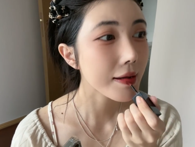 有纹身还抽烟喝酒,美女主播专场前男友,分手因被他妈妈嫌弃(图1) 有纹身还抽烟喝酒,美女主播专场前男友,分手因被他妈妈嫌弃(图1)