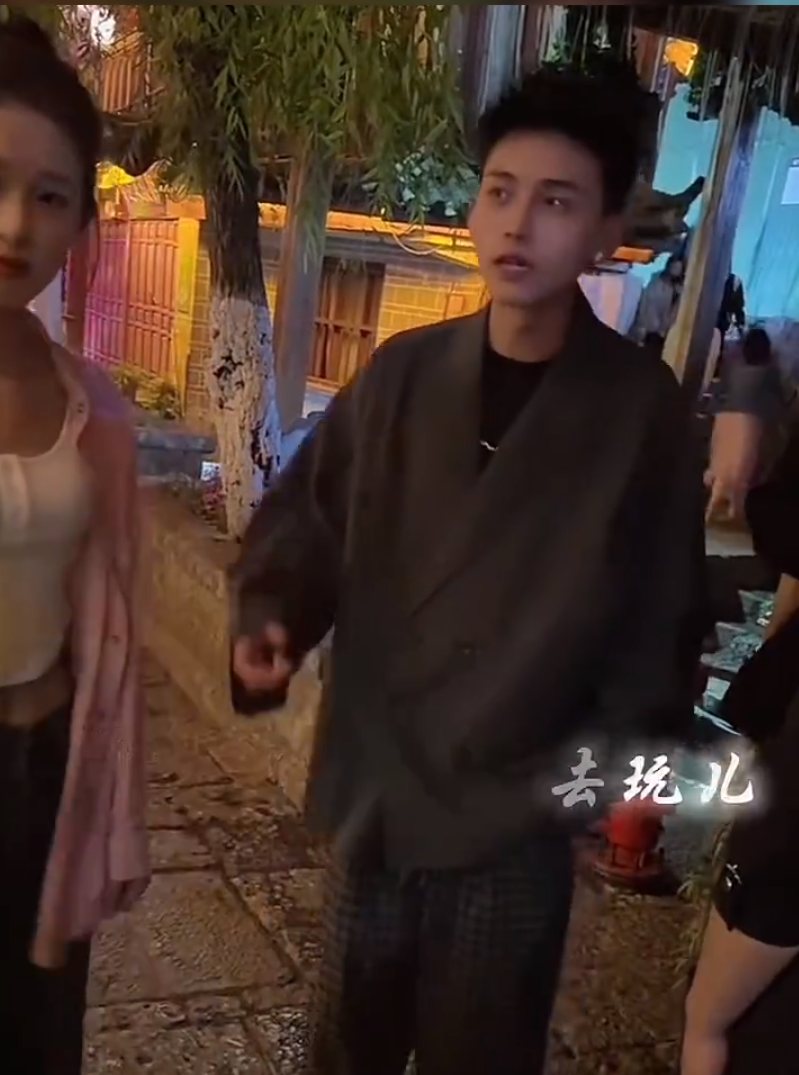 牌牌琦批雅儿娇妹团播不化妆,粉丝提醒小炸串花百万作风有问题?(图4) 牌牌琦批雅儿娇妹团播不化妆,粉丝提醒小炸串花百万作风有问题?(图4)