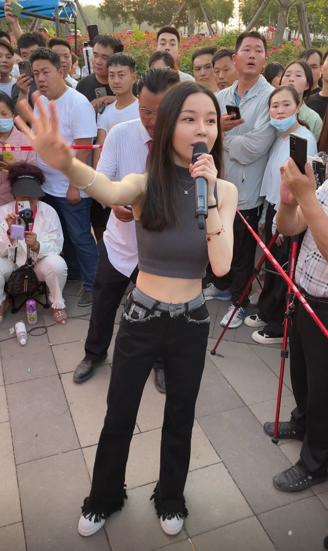 我绝对没有那么丑!惠子第三视角照片刷屏,感觉自己被“霸凌”了(图1) 我绝对没有那么丑!惠子第三视角照片刷屏,感觉自己被“霸凌”了(图1)