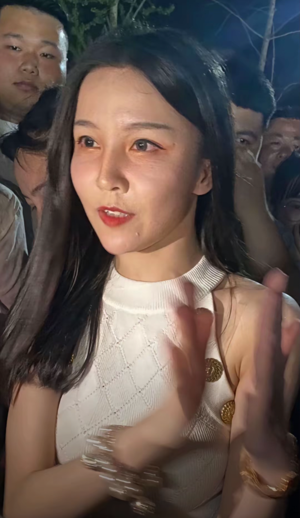 我绝对没有那么丑!惠子第三视角照片刷屏,感觉自己被“霸凌”了(图2) 我绝对没有那么丑!惠子第三视角照片刷屏,感觉自己被“霸凌”了(图2)